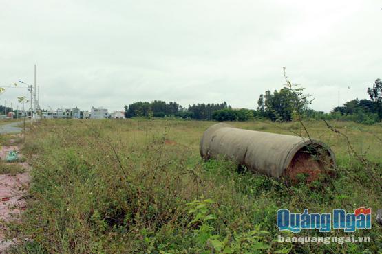  Phim trường Vina,  phường Trương Quang Trọng sau 8 năm được cấp giấy chứng nhận đầu tư hiện chỉ là bãi đất trống.