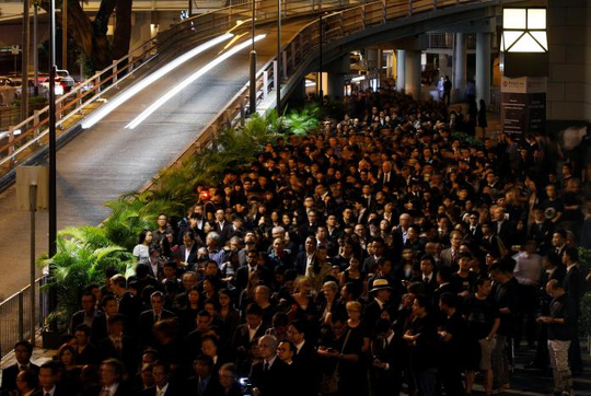  Hơn 1.000 luật sư trong bộ trang phục đen tuần hành trong im lặng trên đường phố Hồng Kông Ảnh: REUTERS