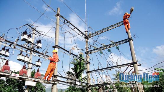 Bảo dưỡng trạm biến áp tại huyện miền núi Trà Bồng.                                                                                                                                                     ảnh: TN