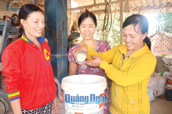 Phụ nữ tổ dân phố Quyết Thắng A, phường Trương Quang Trọng (TP.Quảng Ngãi) tham gia đóng góp vào hũ gạo tình thương.  