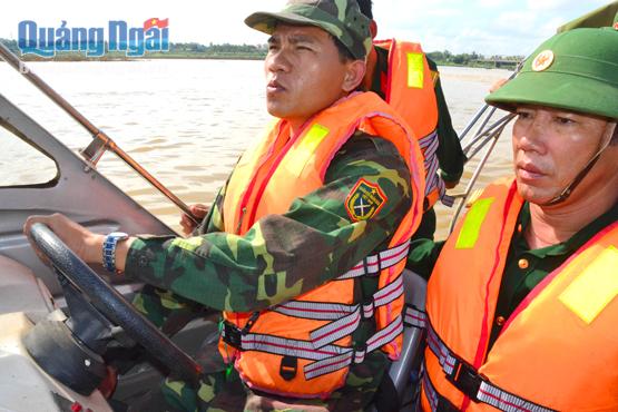 Thượng tá Võ Thanh Lợi – Phó Tham mưu trưởng Bộ CHQS tỉnh (bìa phải) kiểm tra “tay lái” của các cán bộ, chiến sĩ.