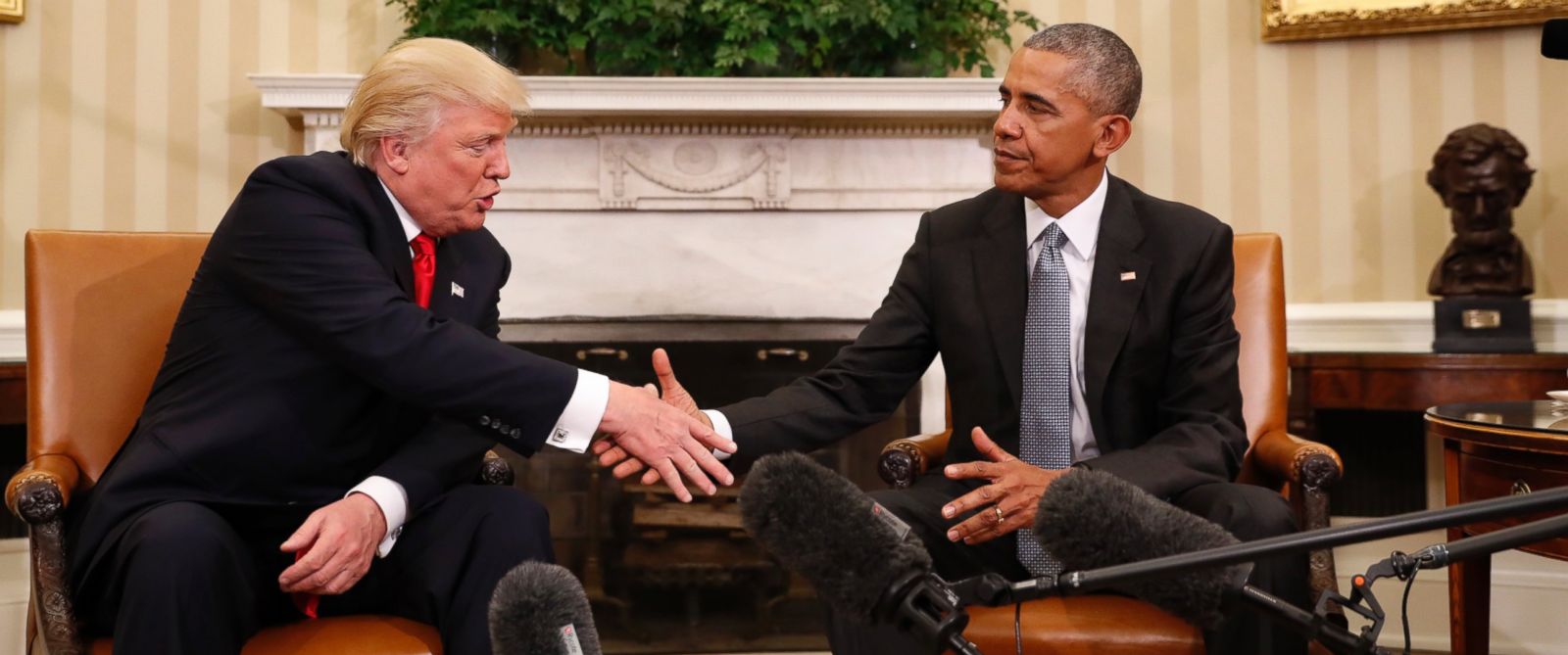 Tổng thống mới đắc cử Donald Trump chính thức gặp mặt đương kim Tổng thống Barack Obama lần đầu tiên để bàn bạc về quá trình chuyển giao quyền lực - Ảnh: AP