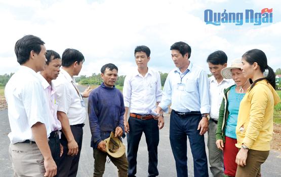 Cán bộ, công chức xã Bình Phú trao đổi với người dân về việc thực hiện dự án đường ven biển Dung Quất - Sa Huỳnh.     