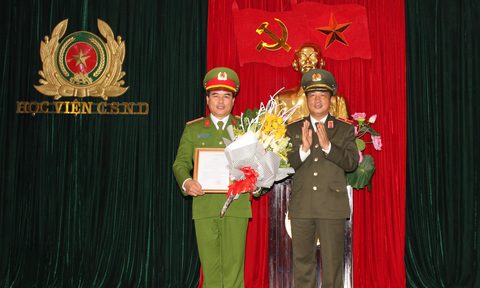 Đồng chí Nguyễn Đắc Hoan đón nhận quyết định Phó Giám đốc Học viện Cảnh sát nhân dân. Ảnh Congan.com.vn