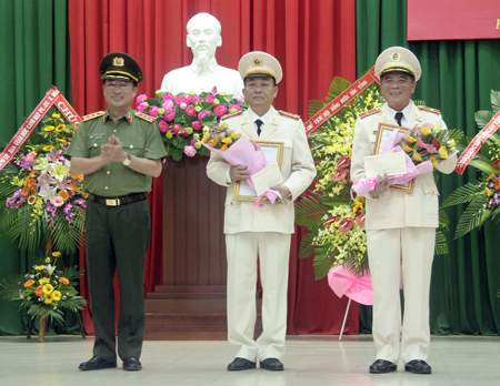  Thứ trưởng Nguyễn Văn Thành tặng hoa chúc mừng Thiếu tướng Trần Ngọc Khánh (bìa phải) và Đại tá Nguyễn Khắc Cường. Ảnh Báo Khánh Hòa