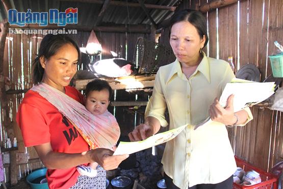 Chị Hồ Thị Hồng Thanh tích cực tuyên truyền chính sách DS-KHHGĐ cho chị em trong độ tuổi sinh đẻ.