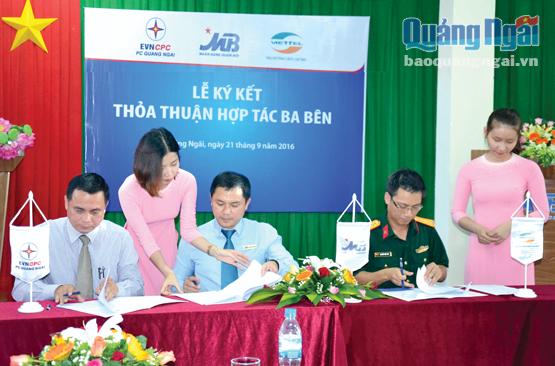 MB Quảng Ngãi ký kết với Viettel Quảng Ngãi và Điện lực Quảng Ngãi để triển khai các dịch vụ.