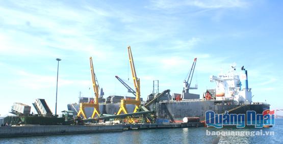Tàu cặp cảng nhận sản phẩm gỗ dăm xuất khẩu tại cảng Germandep - Dung Quất.