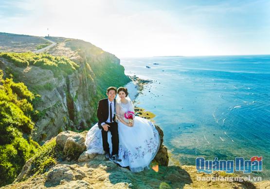 Nhiều bạn trẻ lựa chọn các cảnh đẹp trong tỉnh để lưu giữ hình ảnh trước ngày cưới.                                                                                                          Ảnh: Hoàng Linh.