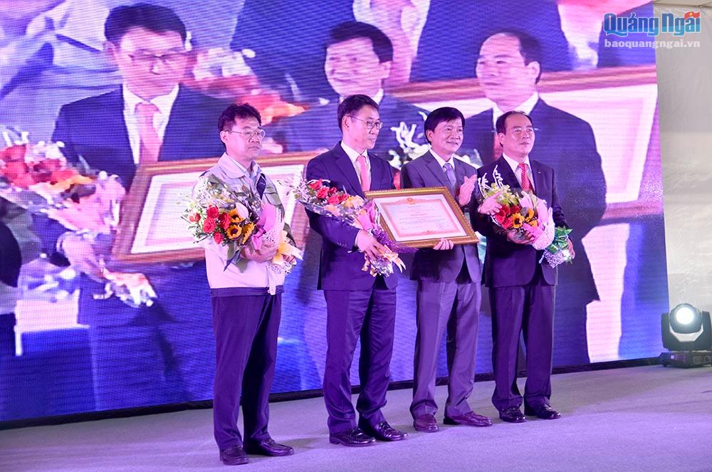 Chủ tịch UBND tỉnh Trần Ngọc Căng trao Bằng khen của Thủ tướng Chính phủ cho lãnh đạo Doosan Vina