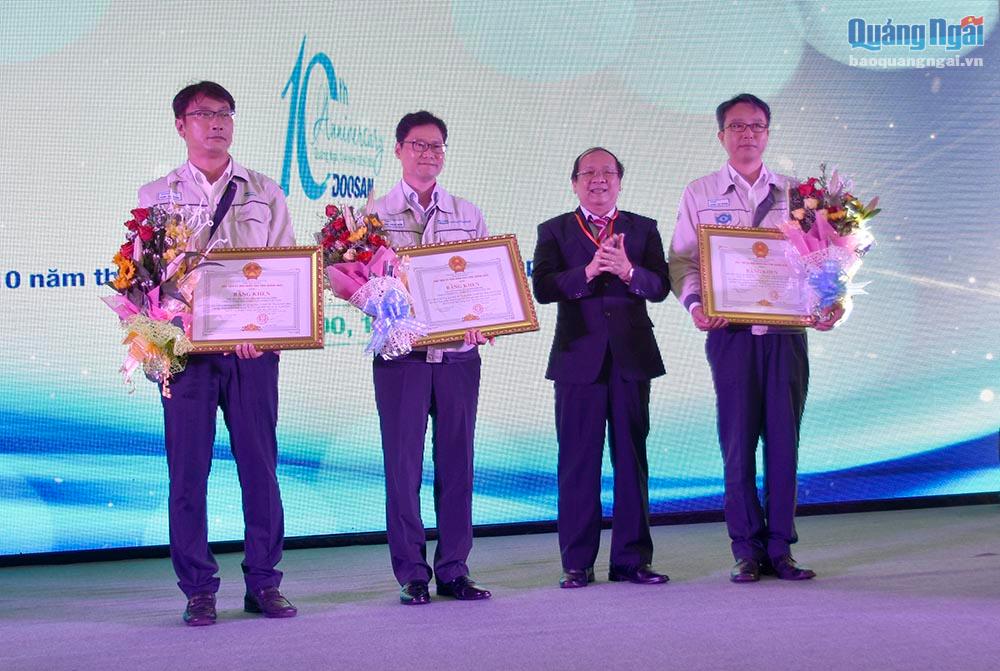 Phó Bí thư Thường trực Tỉnh ủy Nguyễn Thanh Quang trao bằng khen của UBND tỉnh cho các cá nhân