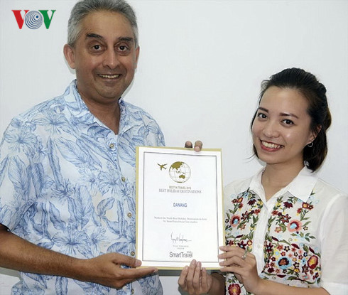  Tổng biên tập Tạp chí Smart Travel Asia- ông Vijay Verghese trao Giấy chứng nhận Top 10 điểm đến nghỉ dưỡng hàng đầu châu Á cho đại diện ngành du lịch Đà Nẵng.