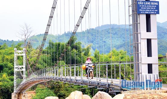 Cầu Làng Bung, xã Sơn Ba, huyện Sơn Hà được đầu tư xây dựng đã chấm dứt cảnh đu dây qua sông của hàng trăm hộ dân ở đây