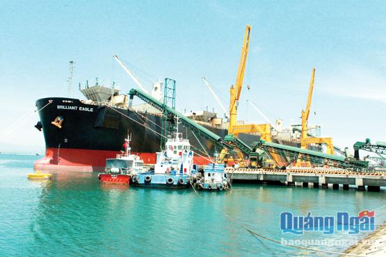Hoạt động xếp dỡ hàng hóa và vận tải biển tại cảng quốc tế Gemadept Dung Quất.
