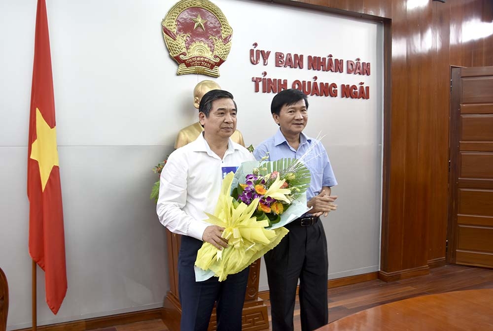 Chủ tịch UBND tỉnh Trần Ngọc Căng trao Quyết định cho Nguyễn Minh Tài