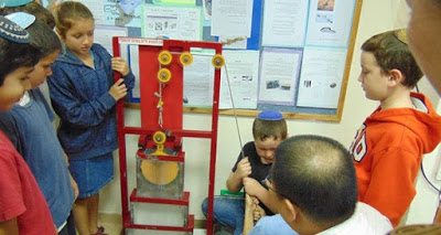 Những học sinh tại trường Tiểu học cuả Jerusalem (Israel) hào hứng trong giờ học. Ảnh: Thu Hà.