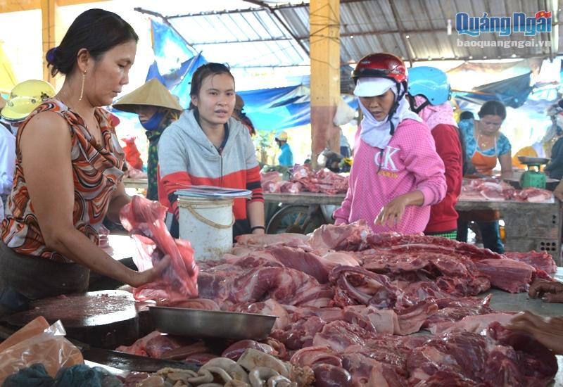 Trong khi đó, giá thịt bán trên thị trường không hề giảm giá.