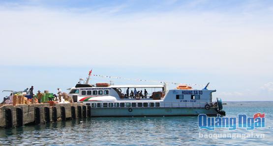  Dịch vụ tàu khách ra đảo Lý Sơn ngày càng được quan tâm đầu tư.