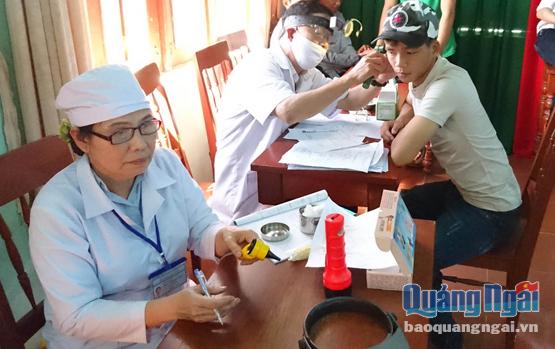 Thanh niên xã Nghĩa Lâm khám sức khỏe nghĩa vụ quân sự năm 2017.