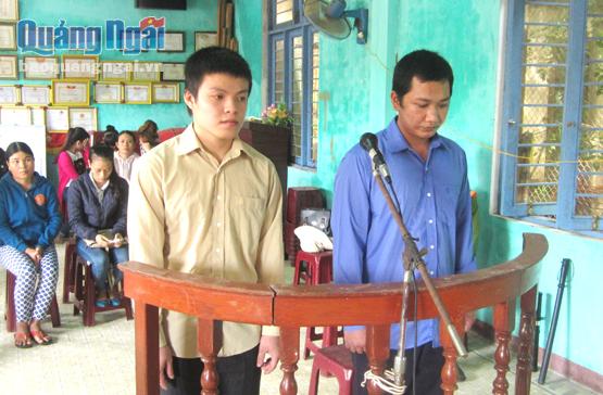 TP. Quảng Ngãi xét xử lưu động 2 bị cáo Võ Tấn Sán và Trần Anh Việt về tội “Cướp giật tài sản”.