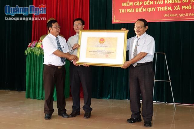 Lãnh đạo Bảo tàng tổng hợp tỉnhtrao Bằng công nhận Di tích  lịch sử cấp tỉnh điểm cập bến tàu không số C43B cho lãnh đạo  xã Phổ Khánh
