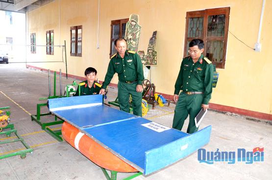 Thiết bị tạo giả phương tiện mặt nước do cán bộ, chiến sĩ Ban CHQS huyện Mộ Đức chế tạo phục vụ huấn luyện đạt hiệu quả cao.
