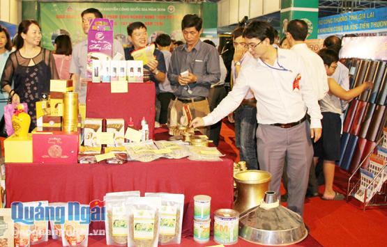 Tham quan, tìm hiểu sản phẩm, hàng hóa tại Hội chợ hàng công nghiệp nông thôn tiêu biểu khu vực miền Trung - Tây Nguyên năm 2016 tổ chức tại TP.Quảng Ngãi.    