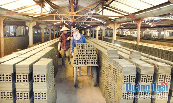 Hoạt động sản xuất của Nhà máy gạch tuy nen Bình Nguyên tại Cụm CN Bình Nguyên.