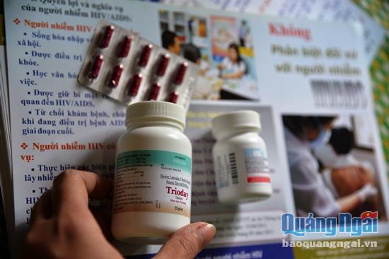 Hiện Quảng Ngãi có 92/215 người nhiễm HIV/AIDS đang được quản lý, có thẻ BHYT. Số này sẽ được điều trị thuốc ARV miễn phí trong năm 2017