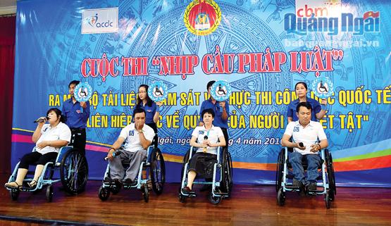 Người khuyết tật tỉnh tham gia cuộc thi Nhịp cầu pháp luật năm 2016.
