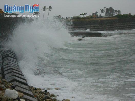 Đảo Lý Sơn hiện có sóng biển cao từ 2-3 mét, biển động mạnh