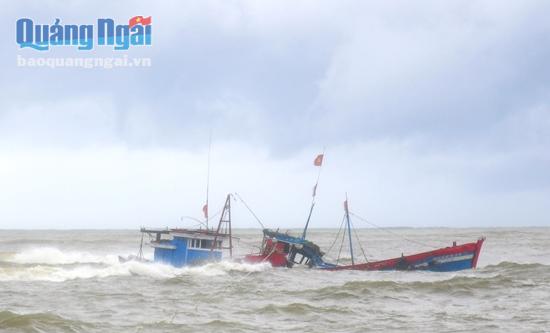 Nhiều vụ tai nạn tàu cá liên tiếp xảy ra trong mùa biển động