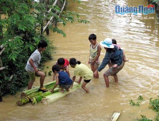 Với những đứa trẻ sinh ra ở vùng rốn lũ thì đây là chiếc thuyền lý tưởng.