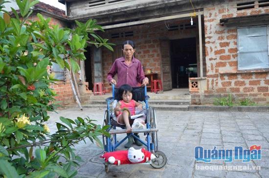 Bé gái Lê Thị Yến Nhi mất cả ba và mẹ vì tai nạn giao thông. Hiện ông bà nội Nhi đang nuôi cháu. Ảnh: P.L