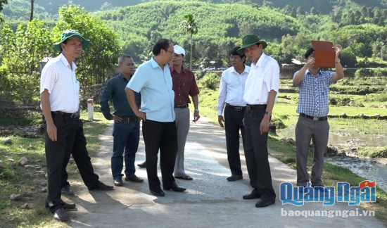 Phó Chủ tịch UBND tỉnh Phạm Trường Thọ đi kiểm tra thực tế các công trình, mô hình được triển khai trên địa bàn xã Ba Tô.