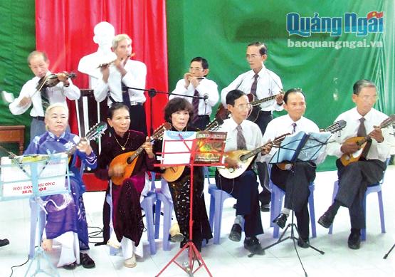 Một tiết mục văn nghệ người cao tuổi do nhạc sĩ Bùi Văn Ba dàn dựng và tham gia biểu diễn.