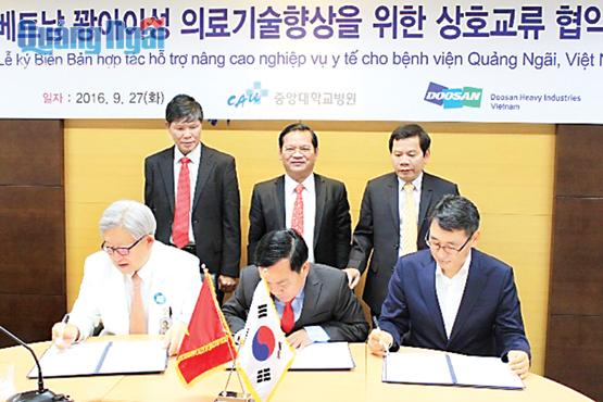 Lãnh đạo tỉnh chứng kiến lễ  ký kết biên bản hợp tác hỗ trợ nâng cao nghiệp vụ y tế cho Bệnh viện Đa khoa tỉnh giữa Sở Y tế Quảng Ngãi và Bệnh viện Chung Ang (Hàn Quốc) .