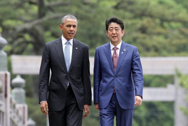 Tổng thống Mỹ Barack Obama (trái) và Thủ tướng Nhật Bản Shinzo Abe trong chuyến thăm Hiroshima. (Ảnh: Reuters)