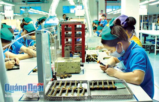 Đào tạo lao động là một trong những chỉ số thành phần của PCI mà Quảng Ngãi tăng bậc trong những năm gần đây. Trong ảnh: Công nhân ở KCN Tịnh Phong trong ca làm việc.