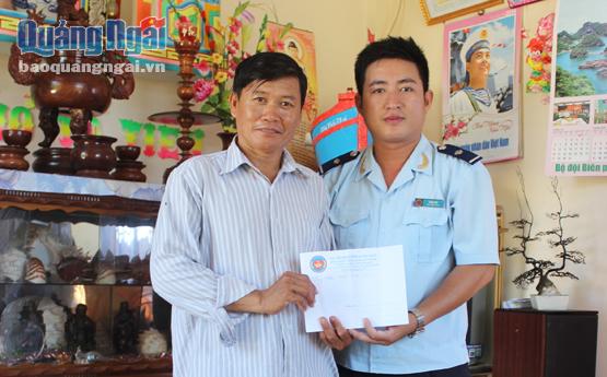 Đại diện Đoàn Thanh niên Cục Hải quan tỉnh trao tiền hỗ trợ cho ngư dân Lê Khởi (Lý Sơn).    