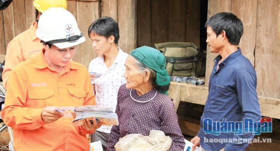  Tuyên truyền sử dụng điện an toàn cho người dân miền núi Quảng Ngãi.