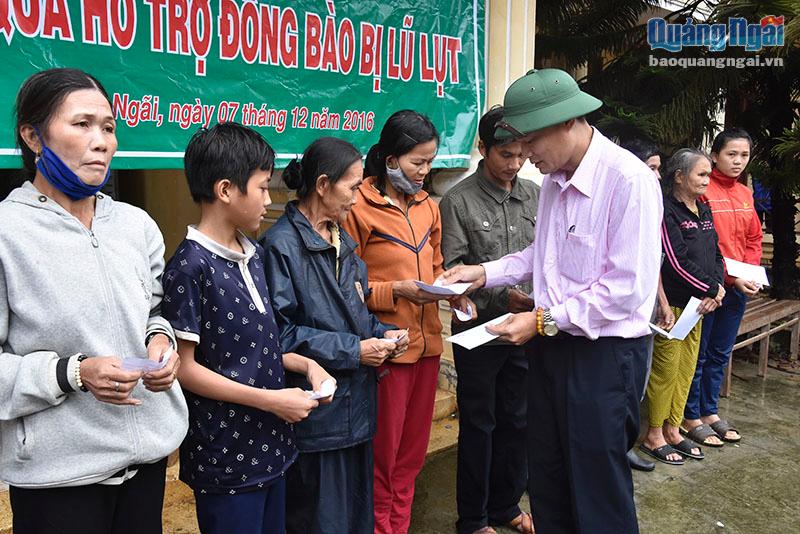 Đại diện NHCSXH Việt Nam trao quà hỗ trợ cho người dân vùng lũ xã Nghĩa Phương, Tư Nghĩa