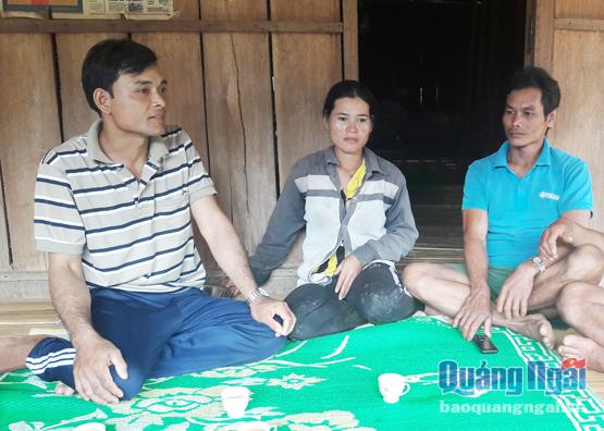  Bí thư chi bộ thôn Đinh Văn Tày (ngoài cùng bên trái) đang hướng dẫn cách làm ăn cho vợ chồng anh Đinh Văn Đằm.