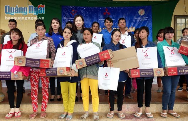 Đại diện Đoàn Khối Doanh Nghiệp tỉnh, Hội Doanh nhân trẻ và Công ty Mitsubishi Seven Stars Quảng Ngãi tặng quà cho người dân