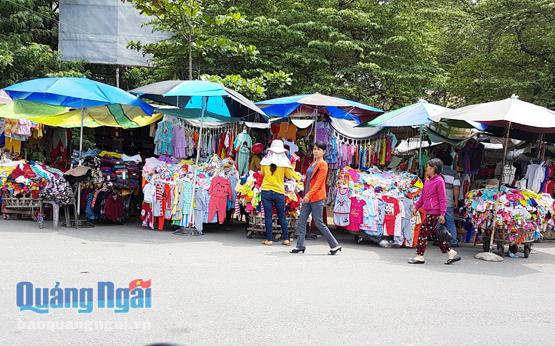 Tình trạng lấn chiếm lòng lề đường để buôn bán quần áo diễn ra thường ngày ở khu vực ngã ba đường Phạm Văn Đồng -  Cao Bá Quát.