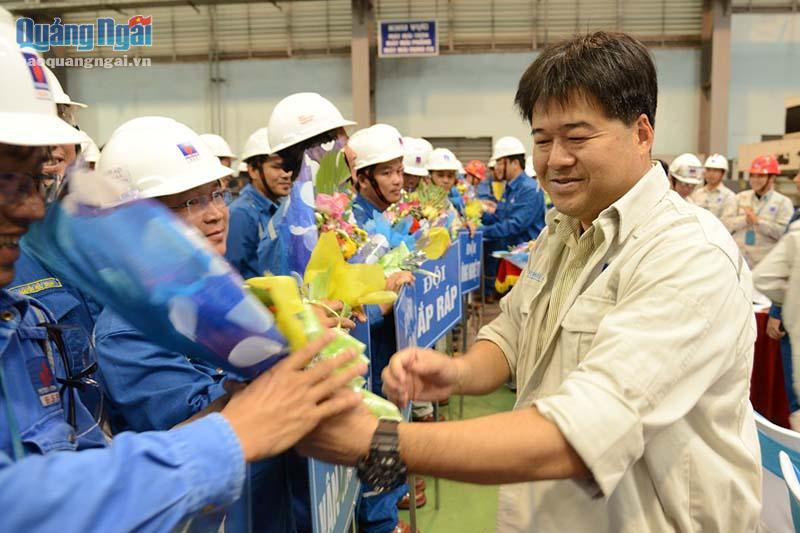 ông Nguyễn Hoài Giang- Chủ tịch HĐTV BSR tặng hoa cho các đội thi