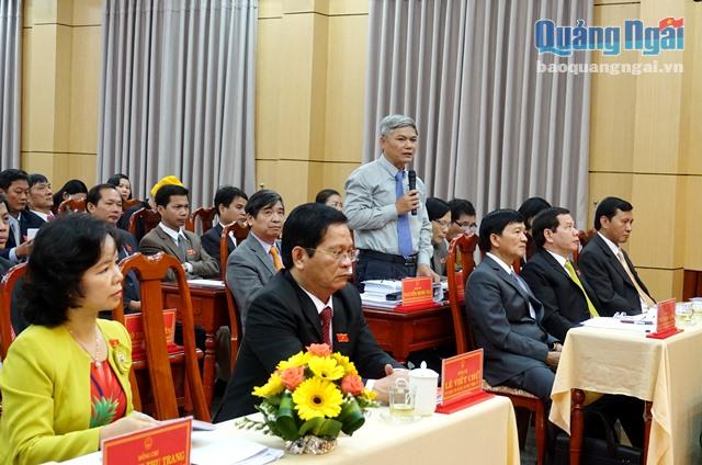 Các đại biểu tham gia chất vấn tại phiên họp