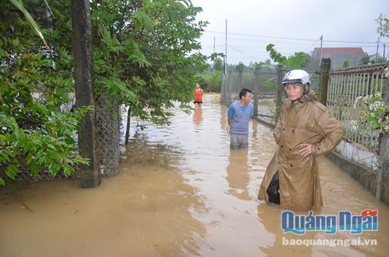 Các khu dân cư ở thôn Thế Phong, xã Tịnh Phong bị ngập đến hơn nửa mét
