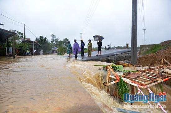 Lực lượng dân quân tiếp tục chốt chặn ở những đoạn đường ngập lụt, nguy hiểm