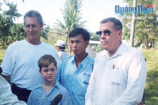  L.Colburn (trái) Đỗ Hòa (giữa) và H.Thompson (ngoài cùng bên phải) tại lễ kỷ niệm 30 năm thảm sát Mỹ Lai 1998. Ảnh: T.Đ